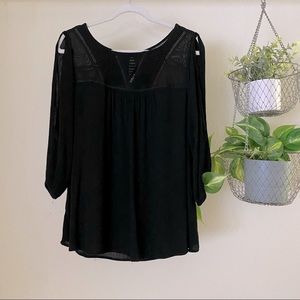 🌿4/$20 Torrid Black Cold Shoulder Blouse with Chest Lace Detail